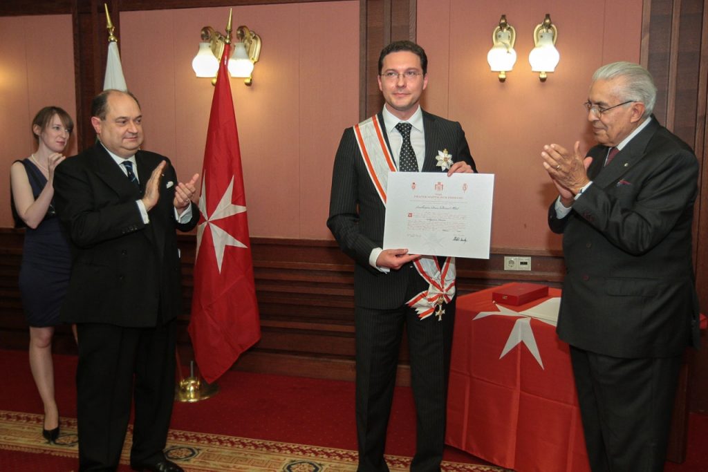 Посланик Леончини-Бартоли (вдясно) връчва орден на министър Даниел Митов 