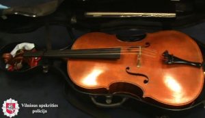 Откраднатото от Насленас виолончело, photo credit: 15min.lt